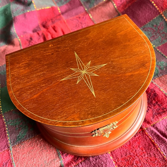 The Nativity Music Box - Danbury Mint Production - Picture 9 of 10